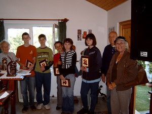 A galéria kiállítótere, polcokon szobrokkal